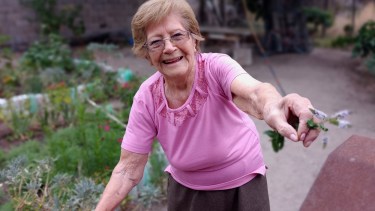 Alegre y entre sus plantas, Luisa Cumio disfruta sus 100 años en Valcheta. Foto: Gentileza. 