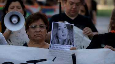 Este martes, abrazo solidario por Luciana Muñoz en su escuela; marcha el miércoles. Foto Fabián Ceballos.
