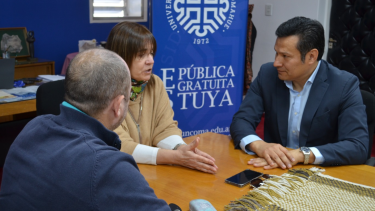 Beatriz Gentile, rectora de la UNCo, junto a los diputados Osvaldo Llancafilo y Pablo Todero en su despacho.

