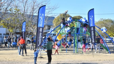 El municipio de Roca reparó el tobogán vandalizado tras el accidente que dejó a un niño con heridas profundas.