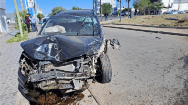Así quedó la Saveiro tras el accidente en Neuquén. Foto Prensa de la Policía de Neuquén.