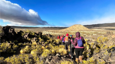 Excursión al Mar de fósiles de Vaca Muerta, en Buta Ranquil. Foto gentileza Geosenderos Neuquén. 