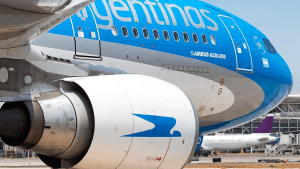 Atención Aerolíneas Argentinas: recortan el equipaje incluido en el canje de millas, desde cuándo