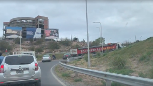 Video | Demoras en Ruta 7, en el ingreso a Neuquén: un camión quedó trabado en uno de los desvíos