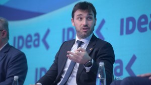 «Lo que asfixia la producción, es el &#8216;dineroducto&#8217; de las provincias al Estado nacional», criticó Torres frente a los empresarios de IDEA