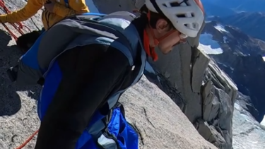 El increíble salto de este turista ruso en el Fitz Roy. Foto: captura de video
