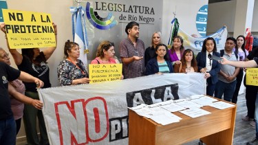 El encuentro se desarrolló en el ingreso a la Legislatura provincial. Fotos: Marcelo Ochoa.