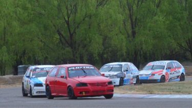 El auto de Alejandro López tuvo un finde perfecto. Ganó con el piloto titular y con Lauaro. (Omar de los Santos)