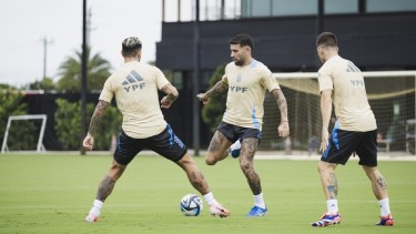 Lionel Scaloni hizo dos pruebas en el último entrenamiento de la Selección Argentina. Foto: @Argentina.