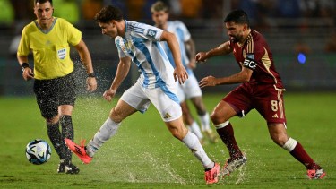 En una cancha complicada por la lluvia, Argentina empató 1 a 1 con Venezuela. (Foto: AFP)