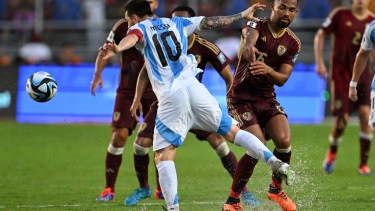 Lionel Messi apuntó contra el campo de juego tras el empate de Argentina. Foto: AFP.