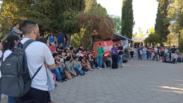 Toman el rectorado de la UNCo. Foto: gentileza. 
