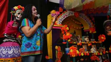 Eva y el altar del Día de los Muertos. Foto: Gentileza.