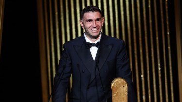 Dibu Martínez habló luego de obtener el premio al mejor arquero del mundo.