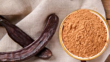 Históricamente, la algarroba fue ampliamente utilizada en la cuenca mediterránea como alimento para humanos y animales.