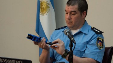Un oficial disertó como experto ante la comisión de Derechos Humanos, llevó armas y las exhibió en la reunión. (Gentileza)