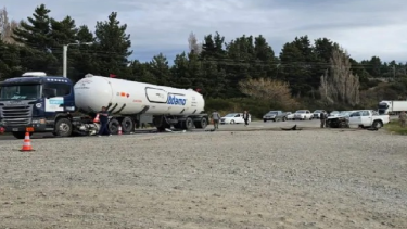 Choque sobre Ruta 40 en el ingreso a Bariloche. (Foto: gentileza ANBariloche)