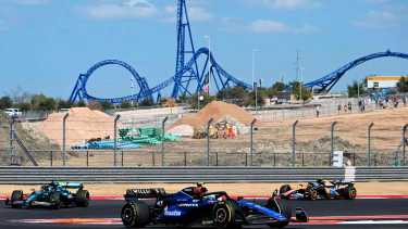 AUSTIN, TEXAS - OCTOBER 19: Franco Colapinto of Argentina driving the (45) Williams FW45 Mercedes leads Lance Stroll of Canada driving the (18) Aston Martin AMR24 Mercedes on track during the Sprint ahead of the F1 Grand Prix of United States at Circuit of The Americas on October 19, 2024 in Austin, Texas.   Mark Sutton/Getty Images/AFP (Photo by Mark Sutton / GETTY IMAGES NORTH AMERICA / Getty Images via AFP)