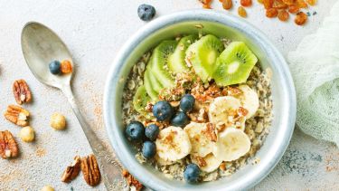 Comenzar el día con una comida equilibrada ayuda a prevenir excesos en las comidas posteriores.