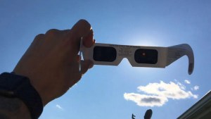 Eclipse solar anular 2024: cómo mirarlo de forma segura