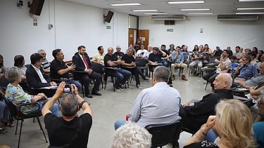 El foro reunió a un grupo de dirigentes y diputados provinciales en el auditorio de la Facultad de Ingeniería (Gentileza Mariano Mansilla)