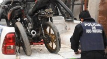 Imagen de Corrían carreras clandestinas en Allen, se asustaron con la Policía y dejaron abandonada una moto