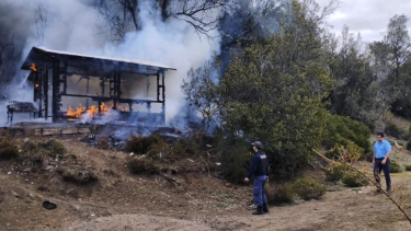 Incendio intencional en Moquehue. Foto: Bomberos Voluntarios Villa Pehuenia - Moquehue