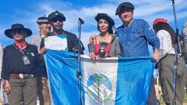 Con la bandera de Neuquén en alto. Foto: gentileza. 