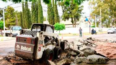 El bacheo de verano en Neuquén se hace tanto en desperfectos de homigón como en los pozos del pavimento flexible (foto Cecilia Maletti)
