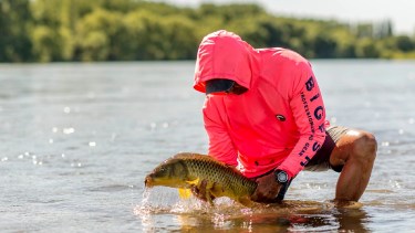 Pesca con mosca de carpa, bajo la modalidad flotada en en el río Negro. Foto gentileza Gustavo Monteseirin, TLS. 