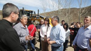 Rolando Figueroa visitó el pueblo del extremo norte de Neuquén y les pidió perdón a sus habitantes