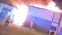 Imagen de Video | Voraz incendio en un deposito de Cipolletti: tras algunas horas Bomberos pudo controlarlo