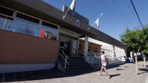 Estaba sentado en una plaza de Neuquén y un hombre le disparó en la cara: la policía busca al agresor