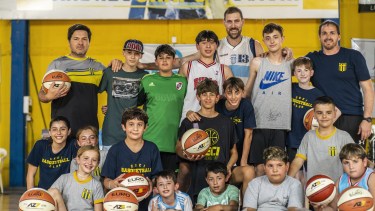 Chapu, los nenes y las pelotas donadas. Felicidad plena en Ceci BB.
