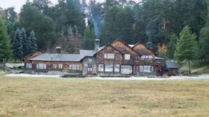 Las construcciones en un bosque suben la tensión política en Villa La Angostura