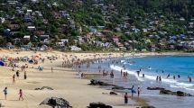 Imagen de La playa de Chile de aguas claras, arena blanca y bosques verdes cerca de Bariloche
