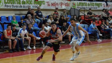 Luciano Cáceres camino al aro, ante la marca de Alejo Britos, ex Independiente de Neuquén. El equipo rionegrino sigue encendido. 