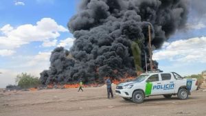 Incendio de gran magnitud en el basural de Cipolletti: es en un sector de cubiertas