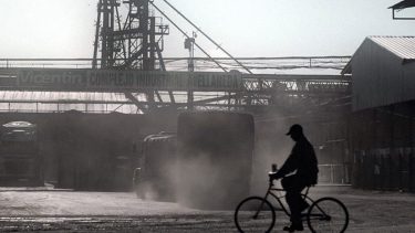 “Este documental tiene su por qué en investigar un nuevo saqueo en Argentina”, dice Andrés Cedrón.