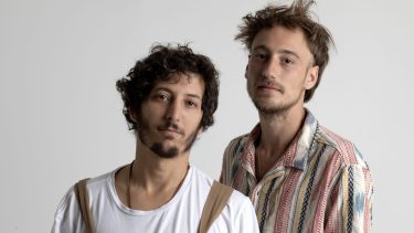 Dos de gira.  Adrián Berra y Tomás Sanguinetti, guitarras y voces para un encuentro cercano del tipo canción.