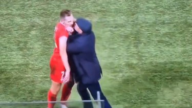 El DT de Triestina, de la Serie C de Italia, reaccionó en forma violenta con el jugador expulsado a los 30 minutos del primer tiempo.
