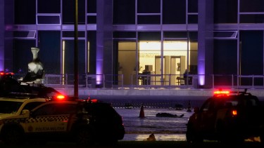Un cuerpo yace frente a la Corte Suprema en Brasilia, Brasil, luego de una explosión (AP Photo/Eraldo Peres)