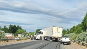 Tercer Puente, entre Neuquén y Cipolletti: un camión quedó atravesado y hubo demoras en el tránsito