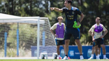 Lionel Scaloni con dos incógnitas para el duelo con Perú.