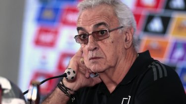 El técnico uruguayo se mostró molesto por el banderazo frustrado con los hinchas peruanos en Argentina.