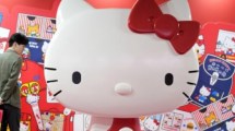 Imagen de Hello Kitty cumplió 50 años: de dibujo animado japonés a ícono de marca de juguetes, ropa y hasta electrónica