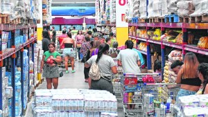 Indicadores del consumo en Neuquén: ventas en supermercados y expendio de nafta premium