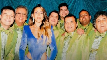 Jimena Barón junto a Los  Palmeras.