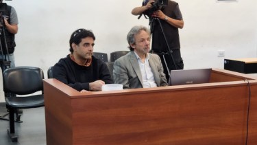 El condenado, de ropa oscura, y su abogado durante la primera jornada del juicio. 