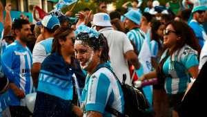 En 11 fotos, el festejo de Racing campeón de la Copa Sudamericana en las calles de Neuquén